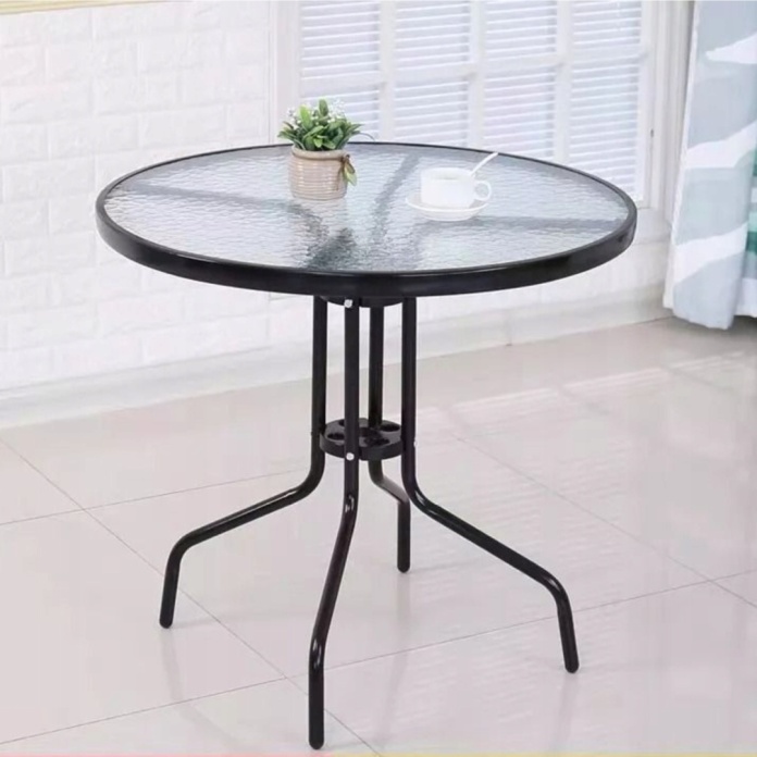 stolik stojący w salonie na nim wazonik